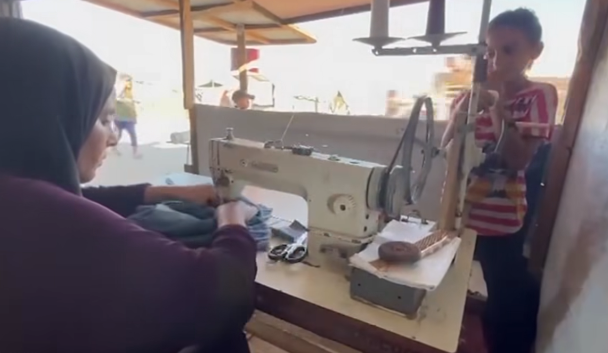 وجدت في خياطة الملابس سبيلًا لتأمين قوت يوم أسرتها